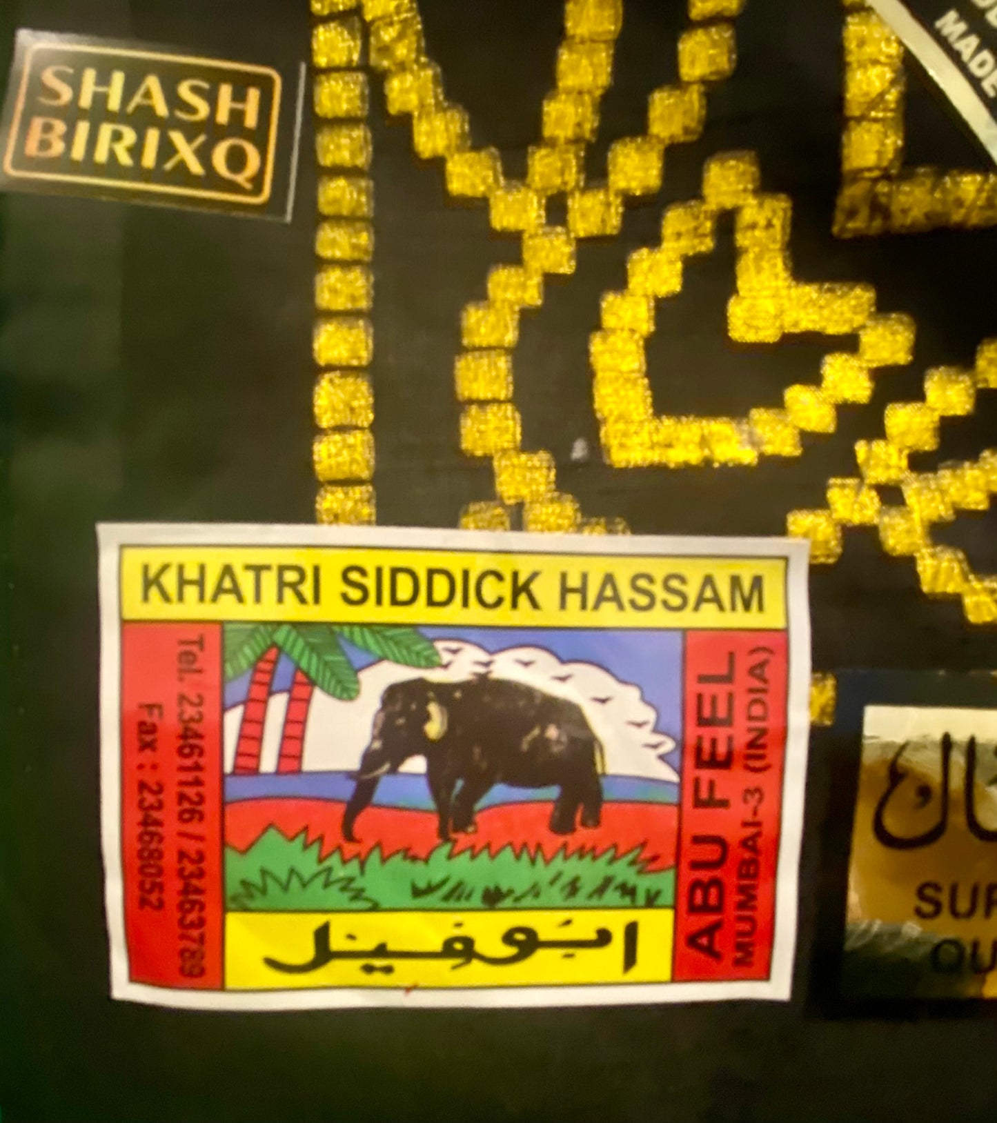 Somalisk Shaash (svart, rött och guldfärgat siden)