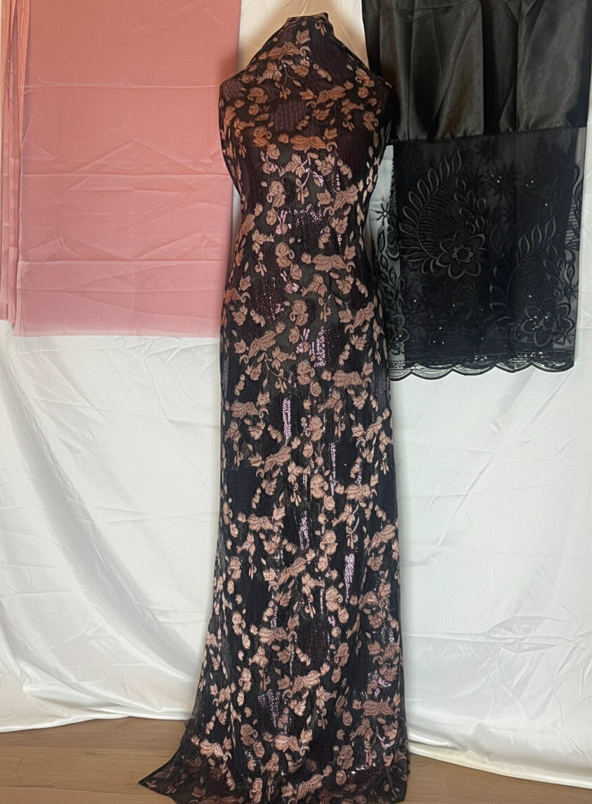 Black lace Somali Dirac Fransawi with pink floral patterns on a white background