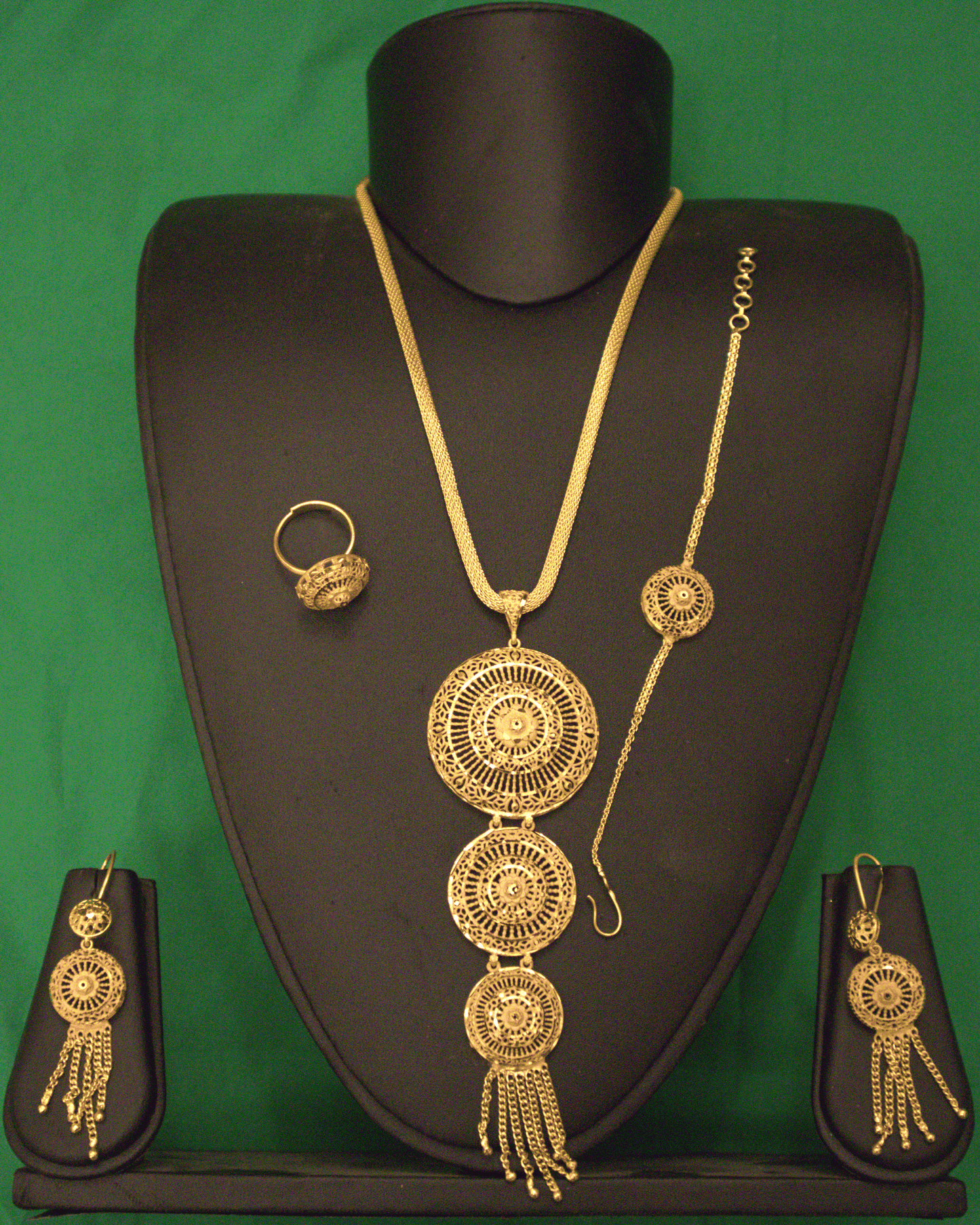 Gold-Tone Jewellery Set – Triple Medallion Tassel