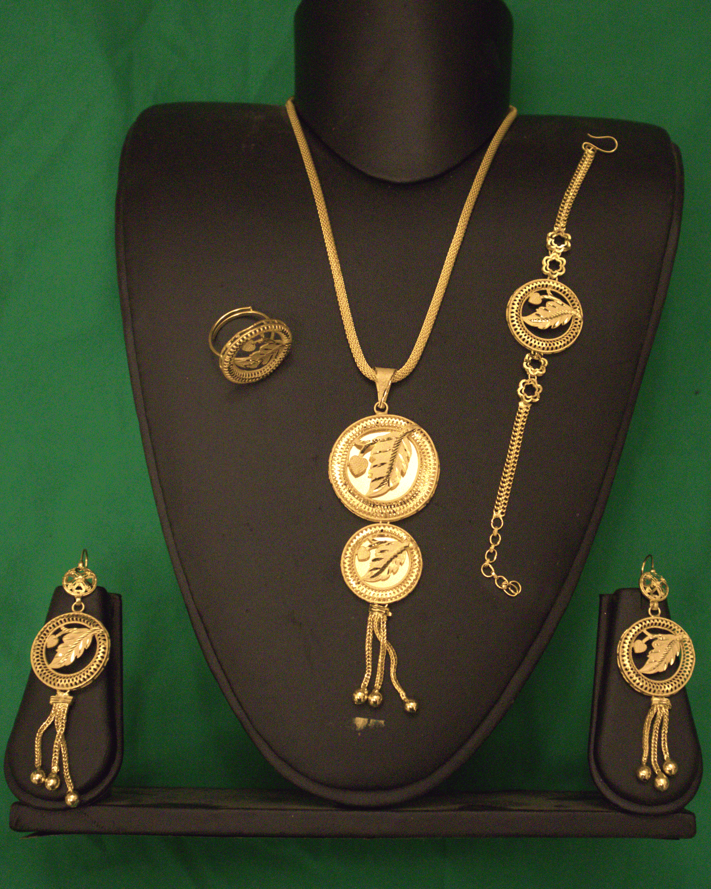 Gold-Tone Jewellery Set – Leaf Medallion Tassel