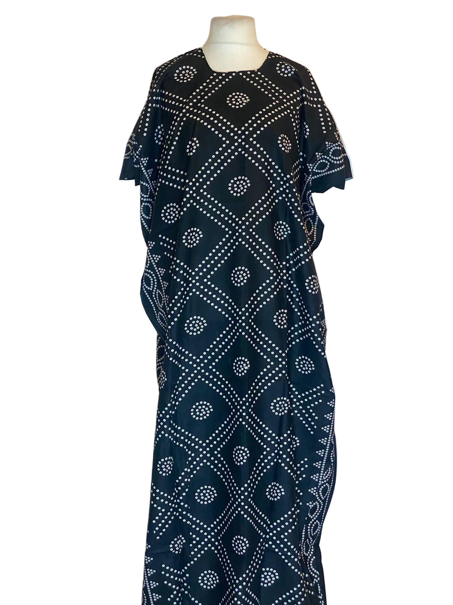Black Somali Baati with white geometric pattern on a mannequin against a white background