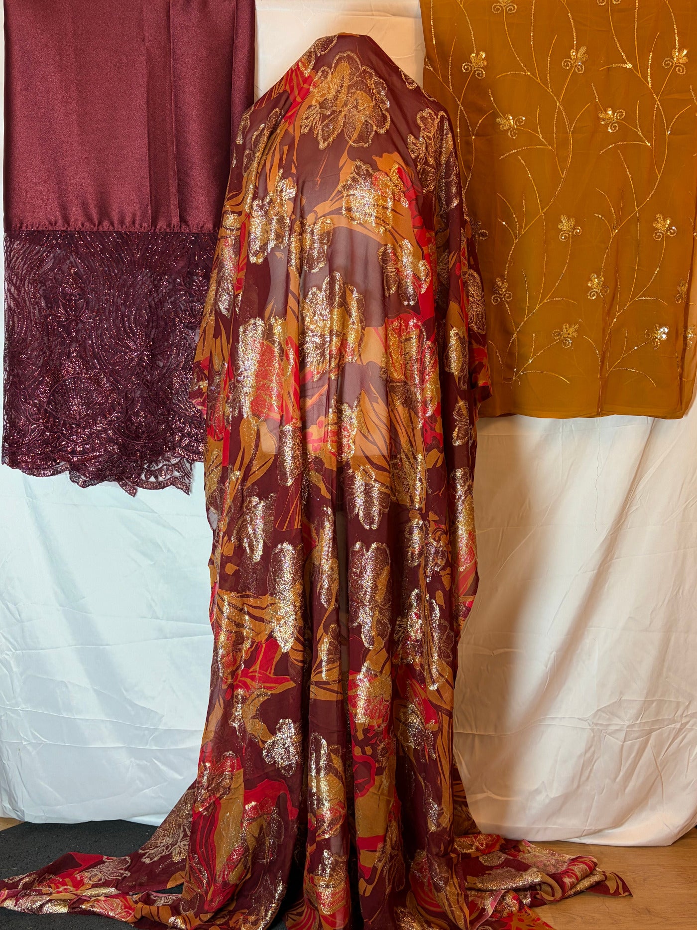 Fransawi Dirac fabric with floral pattern on a bed