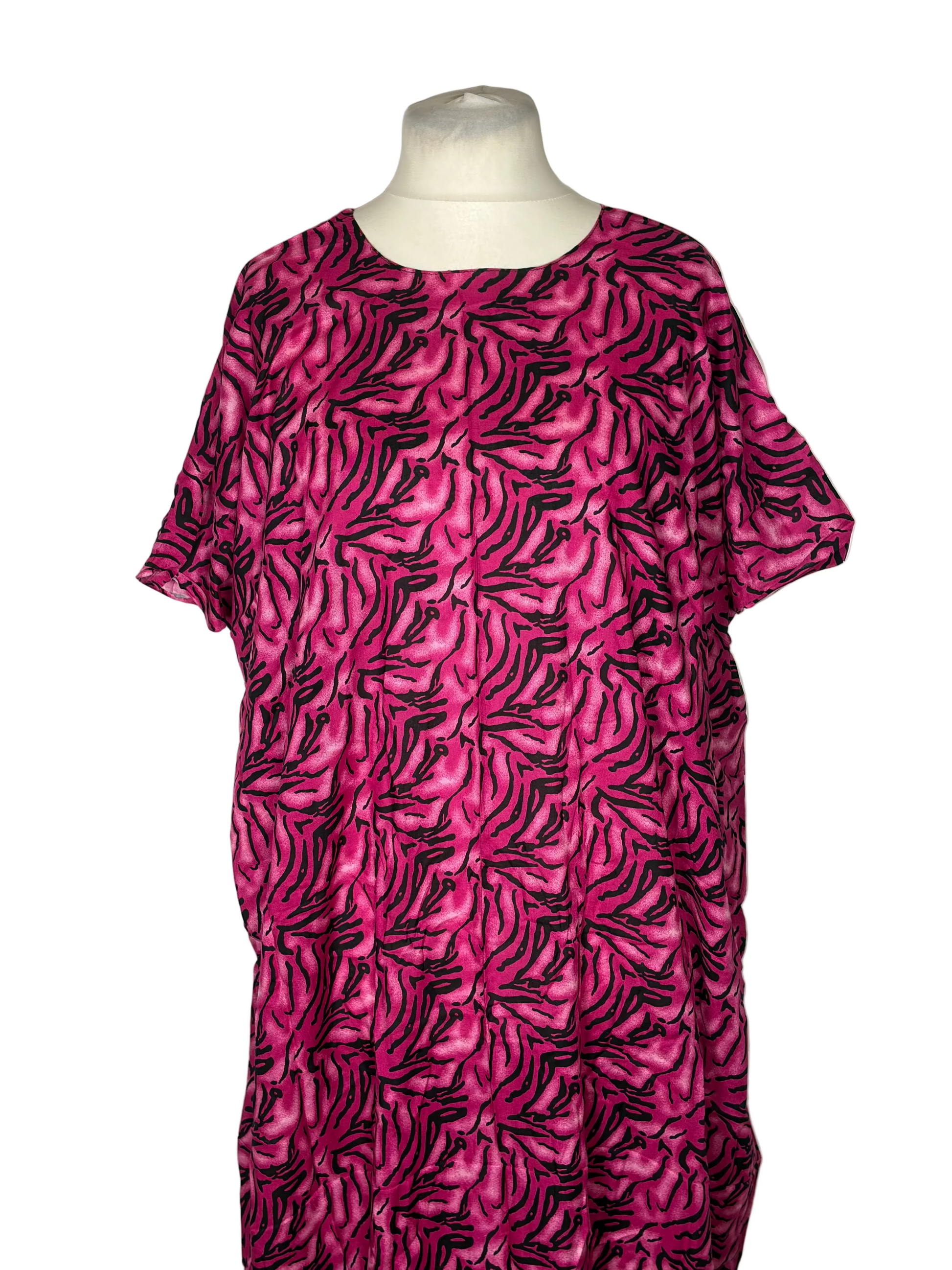 Pink Somali baati with black pattern on a mannequin against a white background
