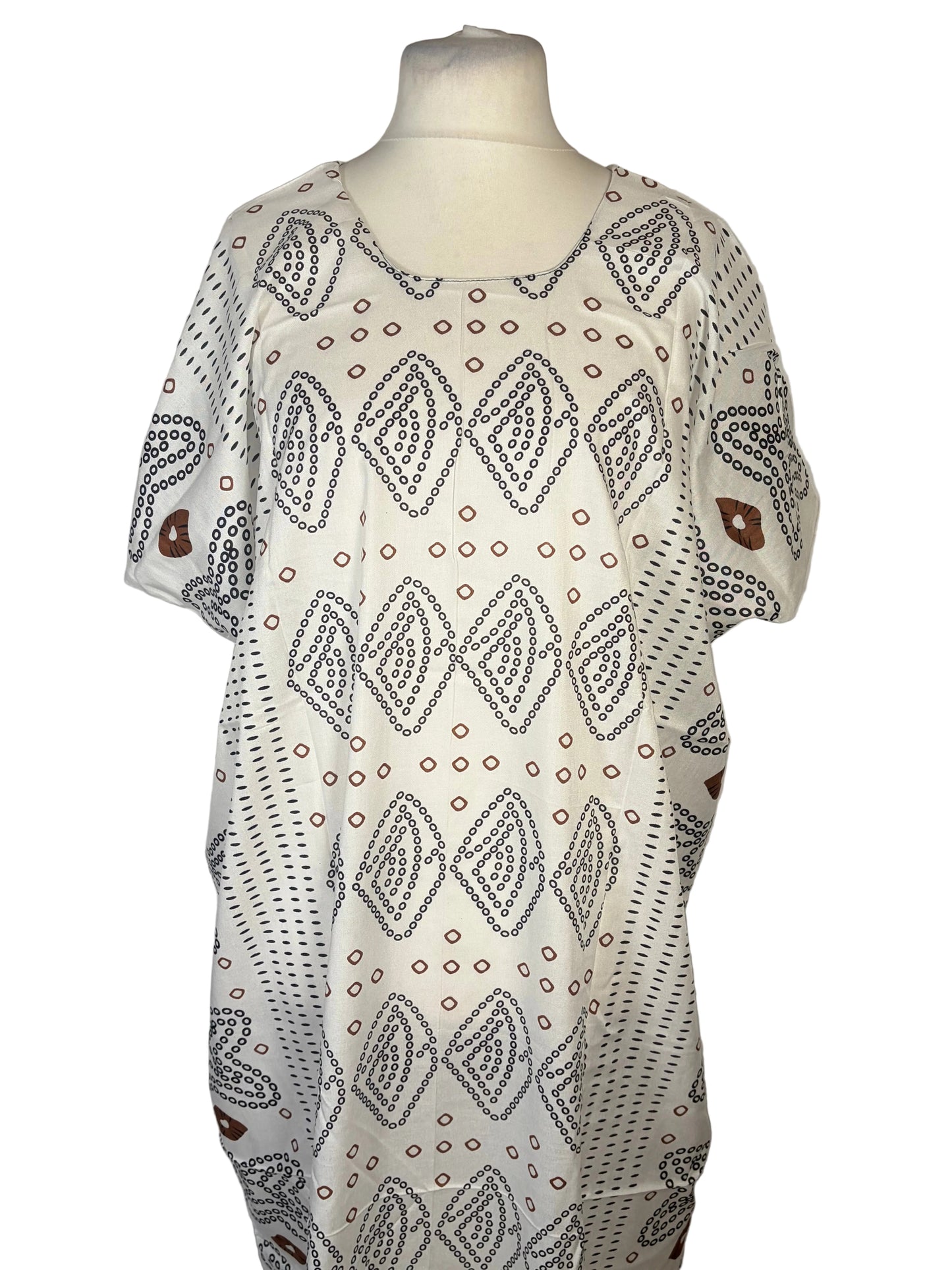 Mannequin wearing a patterned Somali baati with a plain background