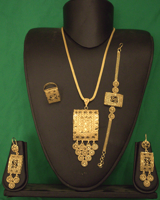 Gold-Tone Jewellery Set – Filigree Cascade