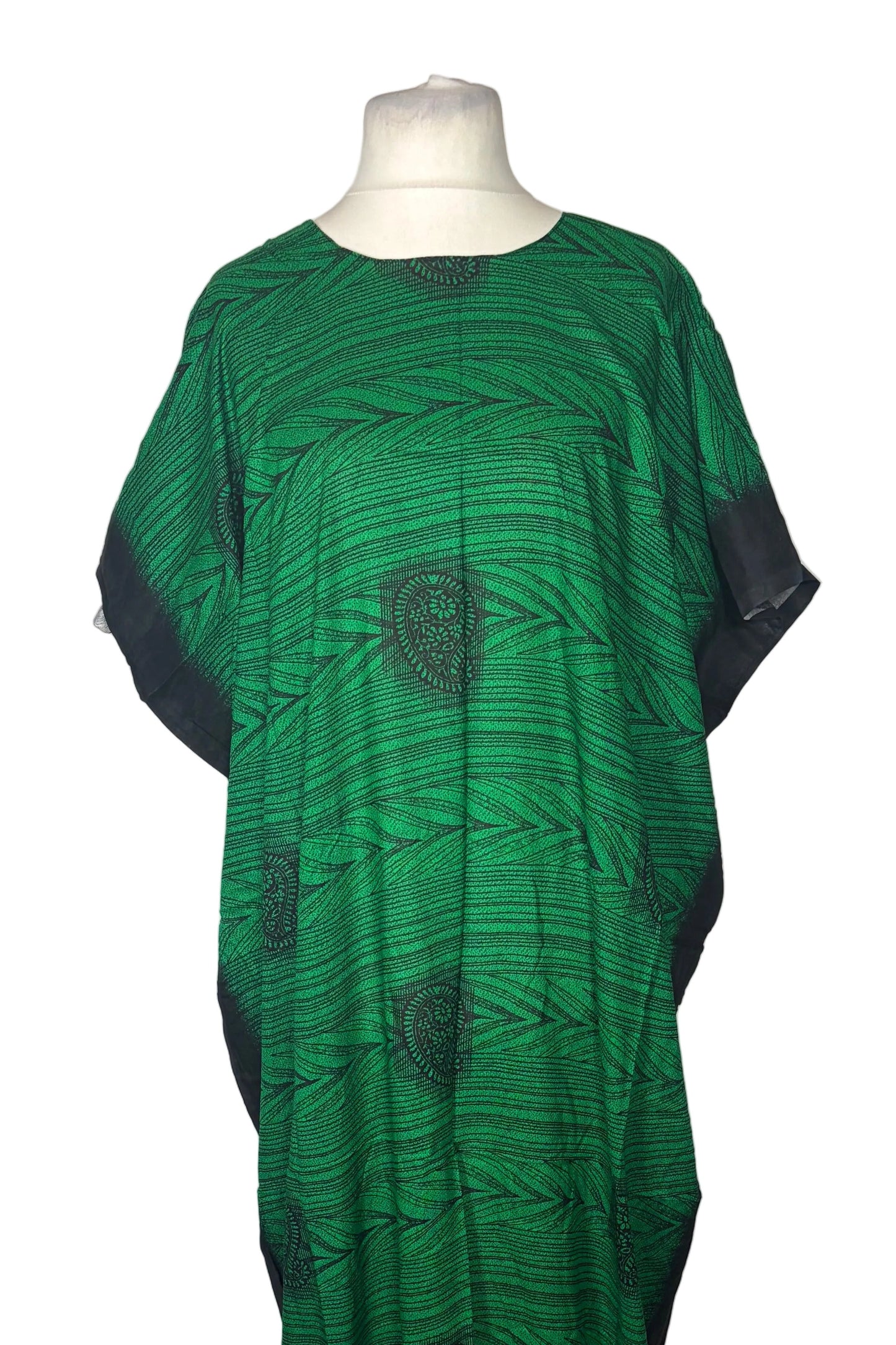Green Somali baati on a mannequin against a white backdrop